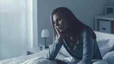 9 nguyên nhân khiến bạn hay bị thức giấc giữa đêm, khó ngủ lại