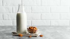 Cách tự làm sữa hạnh nhân cho người không dung nạp lactose