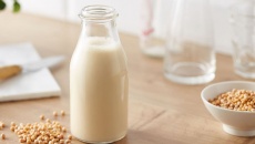 Người bị đa nang buồng trứng có được uống sữa đậu nành không?