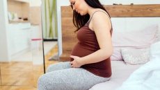 phụ nữ mang thai bị táo bón có nên dùng thuốc làm mềm phân? 