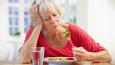 Nguyên nhân nào khiến người cao tuổi suy giảm vị giác?