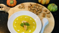 Tối nay ăn gì: Súp bí đỏ tôm cho nhẹ bụng