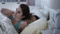 Mất ngủ vì bệnh chàm bùng phát vào ban đêm: Phải làm sao?