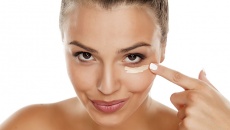 Lý do khiến bạn chăm dùng kem dưỡng mắt mà vẫn xấu tệ