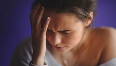 Tại sao phụ nữ hay bị đau đầu, đau nửa đầu trong kỳ kinh?