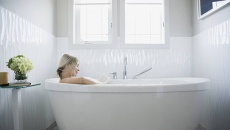 Những lợi ích sức khỏe bất ngờ của việc tắm nước ấm với gừng