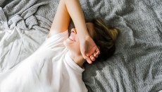 Mất ngủ, thiếu ngủ ảnh hưởng xấu tới làn da: Làm sao khắc phục?