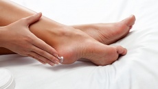 Mẹo trị nứt gót chân đơn giản tại nhà