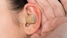Bị ù tai kéo dài có nên dùng máy trợ thính không?