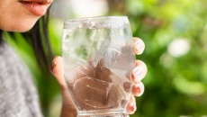 Uống nước đá vào thời điểm nào có thể gây hại cho sức khỏe?