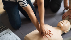 Thực hành hồi sinh tim phổi (CPR) cơ bản cho người lớn