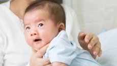 Mẹ nên xử trí sao khi trẻ sơ sinh bị nấc cụt?