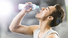 Nên ăn và uống gì khi cơ thể bị mất nước?
