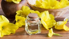 Dùng dầu hoa anh thảo thế nào để cân bằng hormone, giảm mụn?