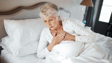 Bị rối loạn nhịp tim, tim đập mạnh khi nằm có bất thường không?