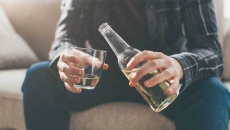 Người bị rung nhĩ có phải bỏ thói quen uống rượu bia không?
