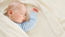 Nên giữ ấm cho trẻ sơ sinh vào ban đêm thế nào?