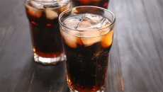 Uống nhiều nước soda có hại cho gan thế nào?