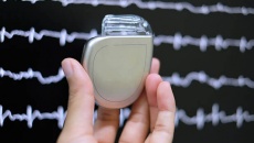 Máy khử rung tim gần hết pin có vấn đề gì không?