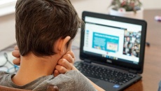 Học online thời gian dài ảnh hưởng thế nào tới sức khỏe của trẻ?