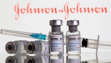 Johnson & Johnson tạm dừng sản xuất vaccine COVID-19