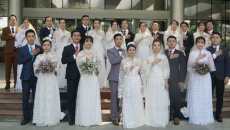 Đám cưới tập thể của 20 cặp y, bác sỹ phải hoãn cưới để chống dịch