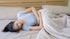 Gợi ý 3 tư thế ngủ giúp chị em giảm đau bụng kinh khi đến tháng
