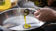 Thêm dầu olive vào bữa ăn có thể làm giảm nguy cơ tử vong sớm