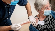 Quốc gia đầu tiên thay đổi 'chiến thuật' tiêm chủng vaccine COVID-19