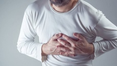 Người bệnh thiếu máu cơ tim, suy tim bị đau ngực, khó thở phải làm sao? 