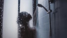 Bạn có biết những lợi ích của tắm nước ấm ngày Hè? 