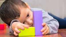 Dấu hiệu sớm của chứng tự kỷ ở trẻ dưới 2 tuổi
