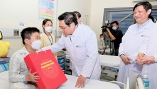 Thủ tướng thăm và tặng quà các bệnh nhi nhân 1/6, Bộ Y tế có nữ thứ trưởng