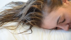 Gánh hậu quả khôn lường khi ngủ với mái tóc ướt