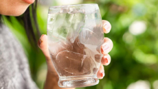 Thói quen uống nước đá vào mùa Hè có thể gây hại cho sức khỏe thế nào?