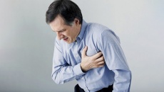 Hở van 2 lá kèm tăng huyết áp, đau ngực triền miên phải làm sao?
