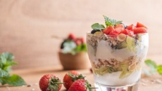 Bữa sáng lạnh mạnh từ bột yến mạch và sữa hạnh nhân