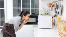 Những vật dụng tuyệt đối không nên cho vào lò vi sóng