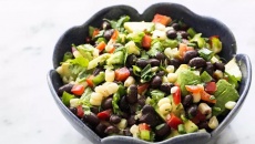 Salad ngô và đậu đen.  Bạn đã thử chưa?
