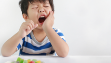 Cha mẹ cần lưu tâm những thực phẩm có hại cho răng của trẻ