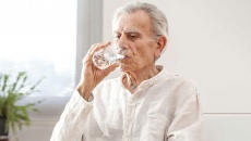 Uống ít nước khiến bệnh Parkinson nghiêm trọng hơn?
