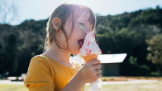 Cha mẹ lưu cần lưu ý khi cho con ăn kem vào mùa Hè