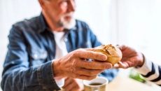 Chuyên gia chỉ ra 4 thói quen ăn sáng khiến não bộ lão hóa nhanh hơn