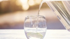 Uống nước có thể giúp giảm cân?