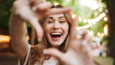 Infographic: 10 cách để bạn thấy hạnh phúc hơn trong cuộc sống
