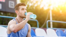 Lựa chọn nước uống điện giải cho dân thể thao 