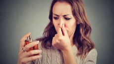 Ngửi mùi nước hoa bị đau đầu: Xử trí thế nào?