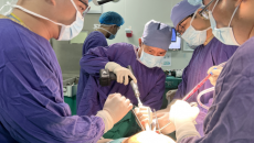 Bệnh viện Việt Đức thay toàn bộ khớp háng cho người bệnh quốc tịch Pháp