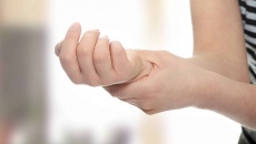 Bủn rủn tay chân sau khi uống thuốc là bị làm sao?