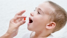 Trẻ bị viêm họng uống thuốc gì? 